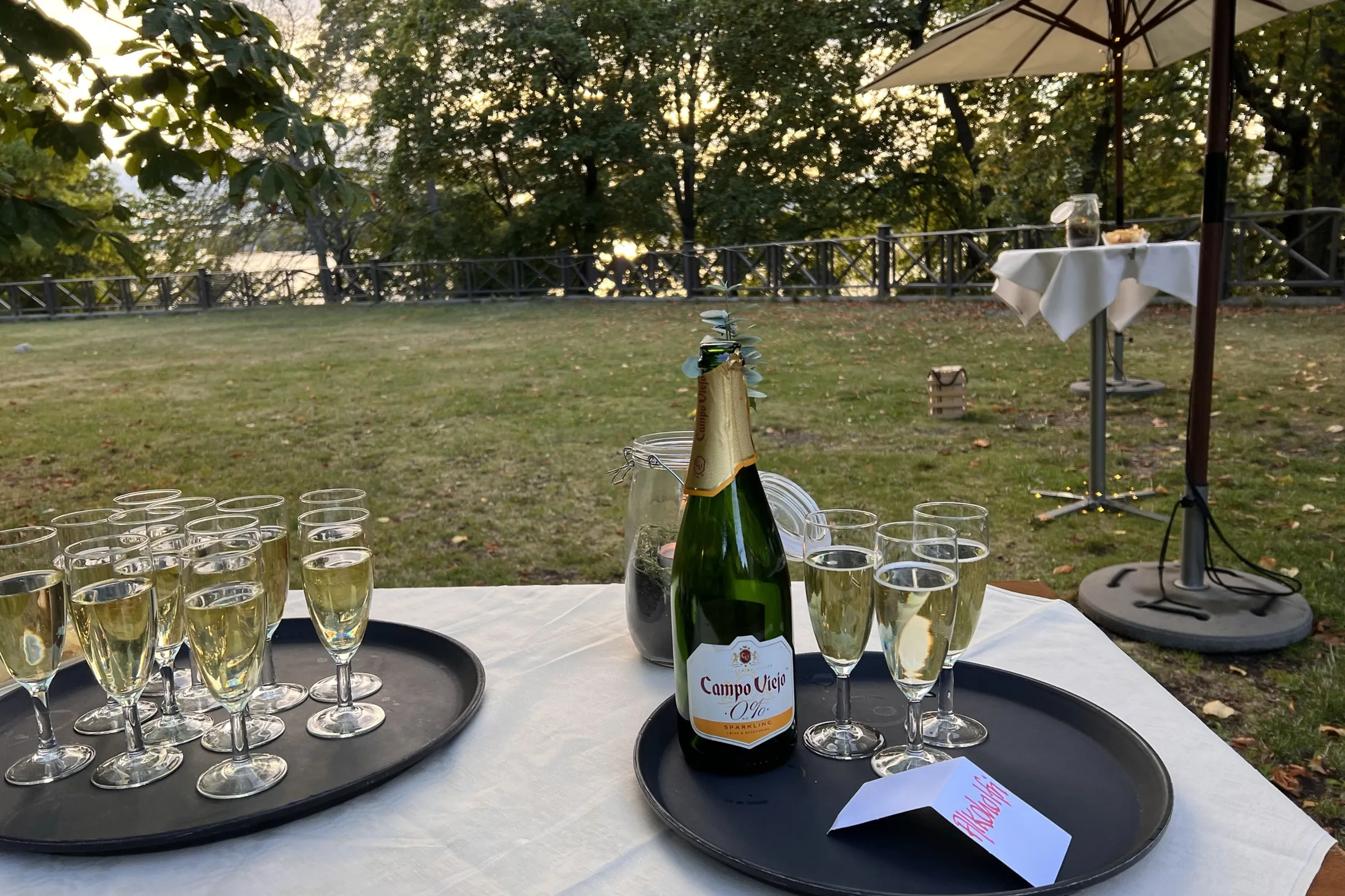 Fördrink uppdukad inför sommarfest på Carlshälls Gård.