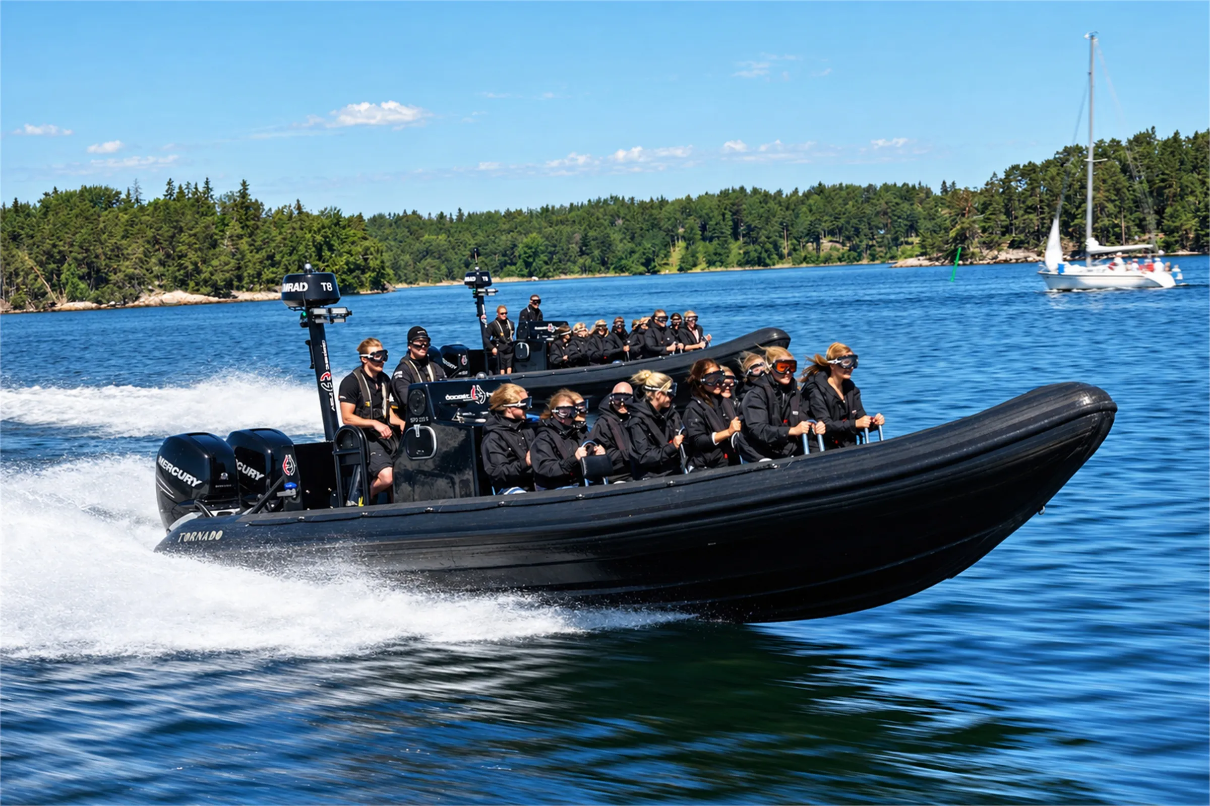 En svart RIB-båt full med gäster i svarta overaller och skyddsglasögon kör i hög fart genom skärgården en solig dag.